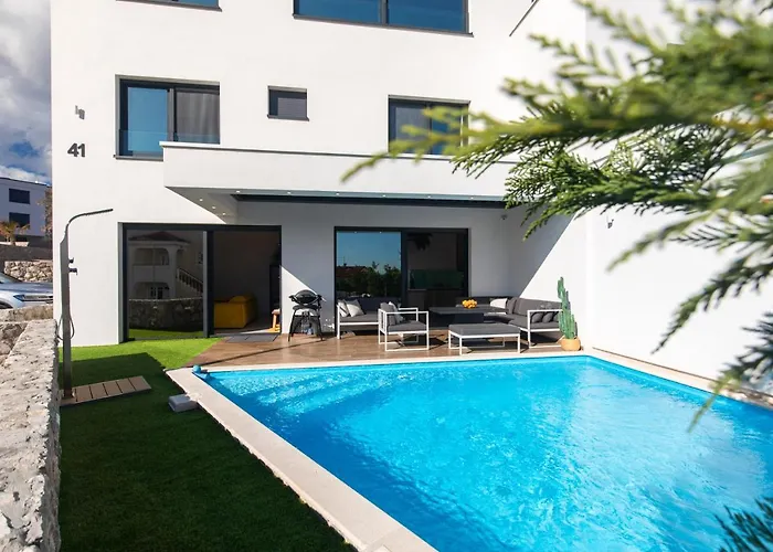 Nina-3 Bedroom With A Pool And Hot Tub Krk Town