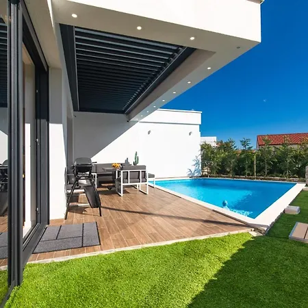 Nina-3 Bedroom With A Pool And Hot Tub Krk Town
