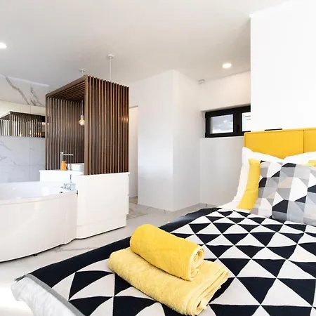 Nina-3 Bedroom With A Pool And Hot Tub * Krk Town
