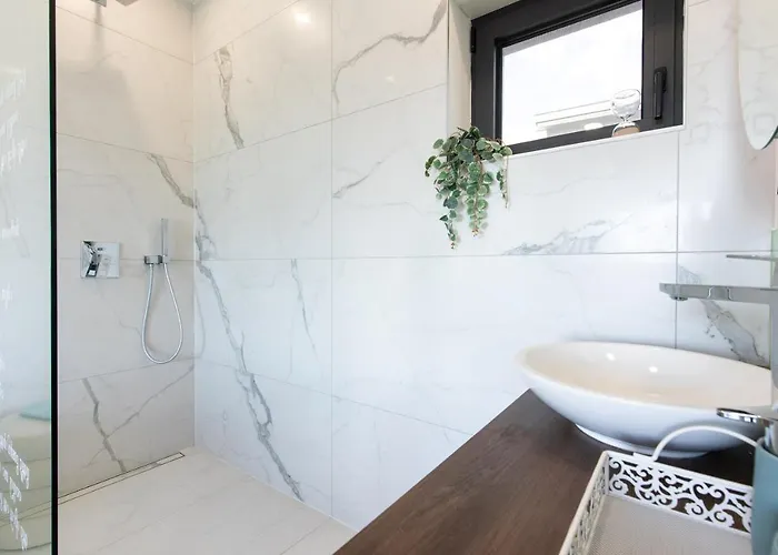 Nina-3 Bedroom With A Pool And Hot Tub * Krk Town