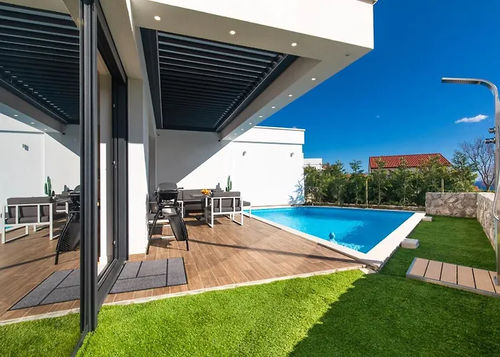 Nina-3 Bedroom With A Pool And Hot Tub Krk Town