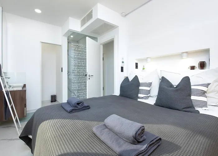 Nina-3 Bedroom With A Pool And Hot Tub Villa Krk Town